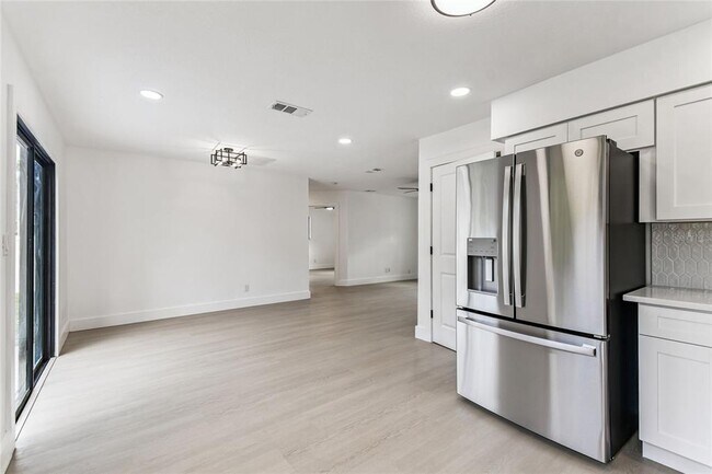 Building Photo - 16107 Sea Pines Dr