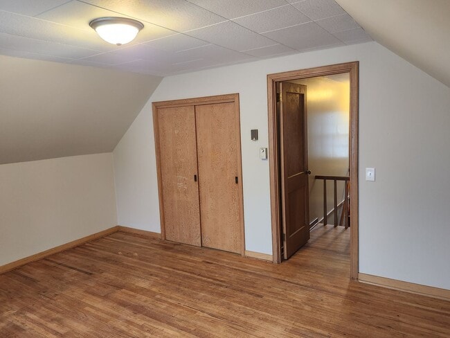 Building Photo - 4 bed 1 bath single family house.