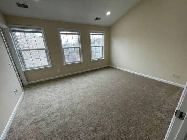 Building Photo - Elegant And Spacious 3 Bed 3.5 Bath Townhome In Vibrant Loudon Parkway Center
