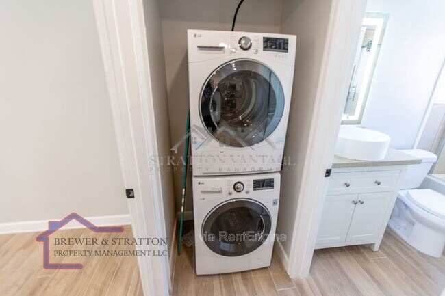 Building Photo - 351 E Thomas Rd