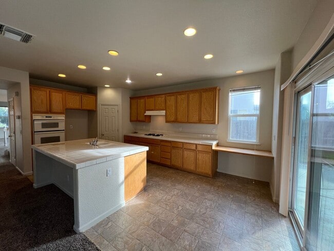Building Photo - Large Two Story Crossroads Home!