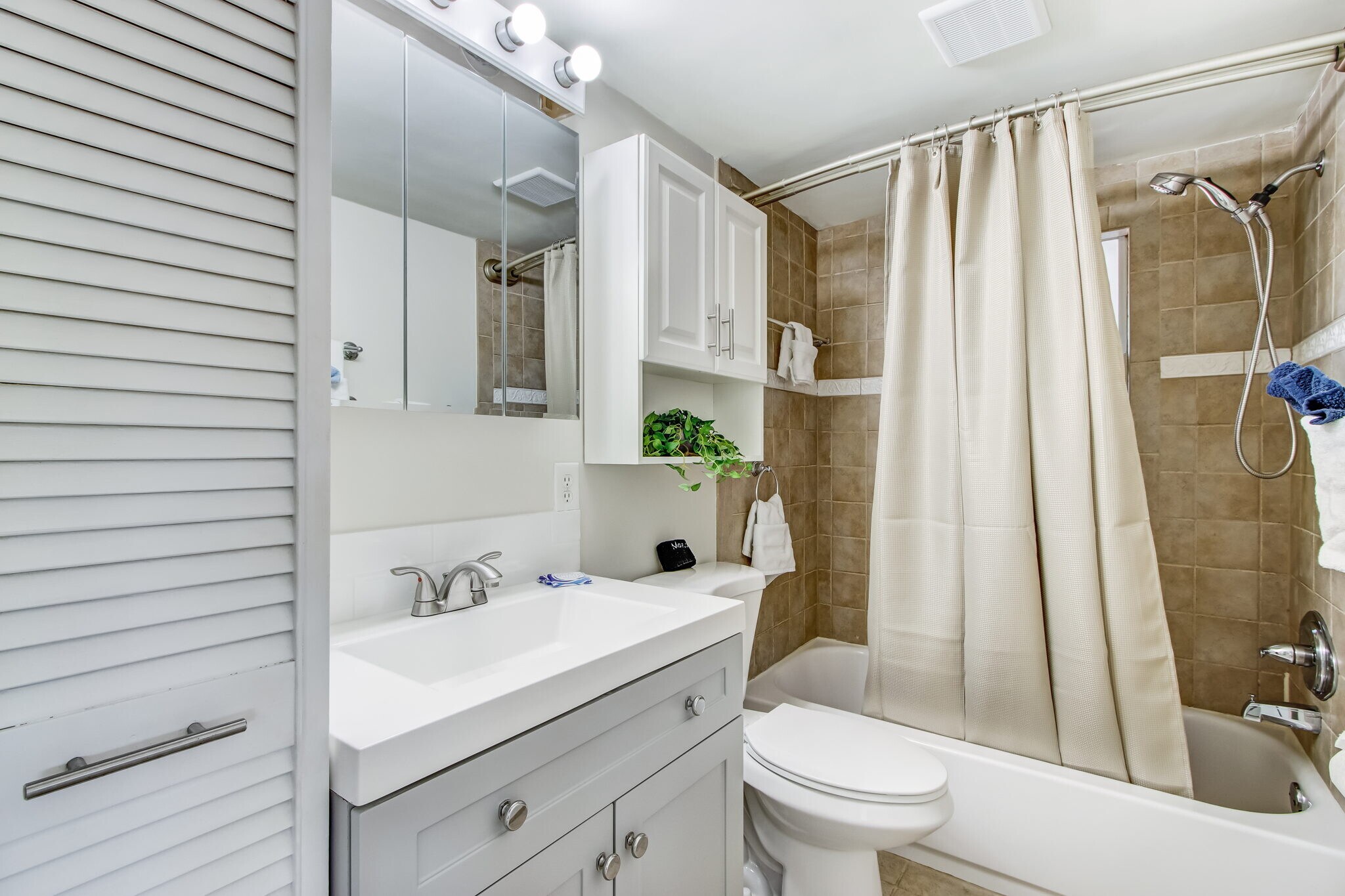 Building Photo - 826 5th Ave N