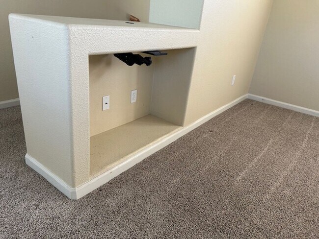 Building Photo - Spacious 4 bedroom, 2.5 Bathroom Available...
