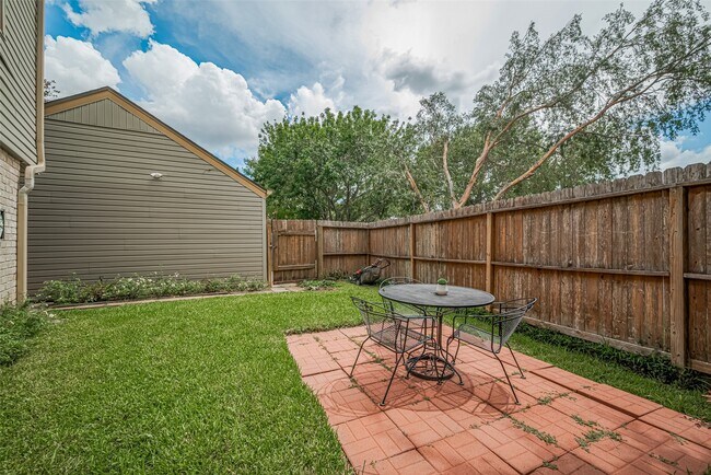 Building Photo - 12231 Carriage Hill Dr