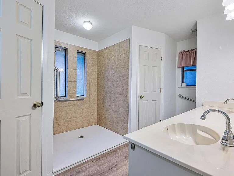 Building Photo - 411 Bluebonnet St