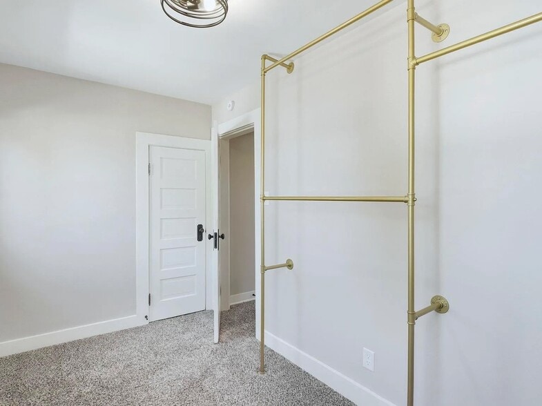 Building Photo - 121 E Branning Ave