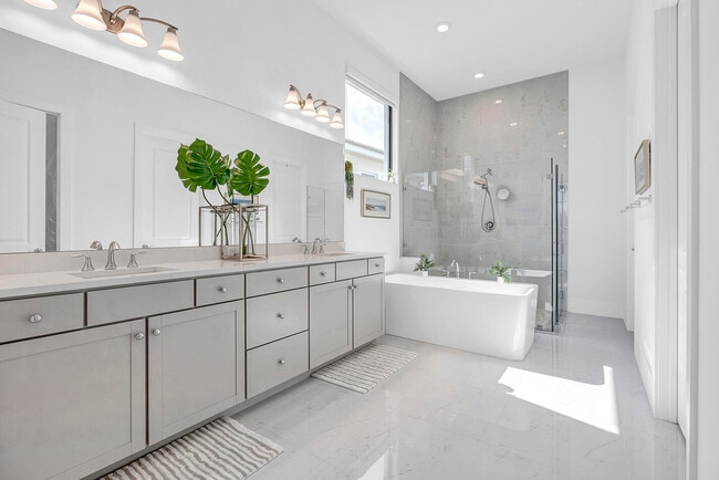 Building Photo - 5320 St Armands Way