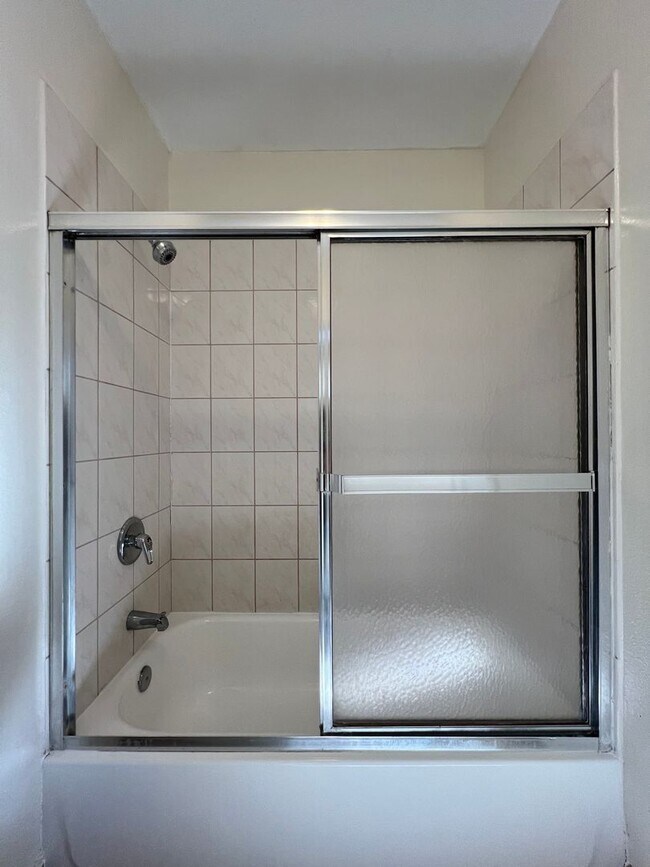 Building Photo - 8416 1/2-8416 1/2 Graham Ave