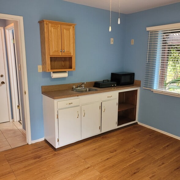 Building Photo - 1726 Crescent Dr