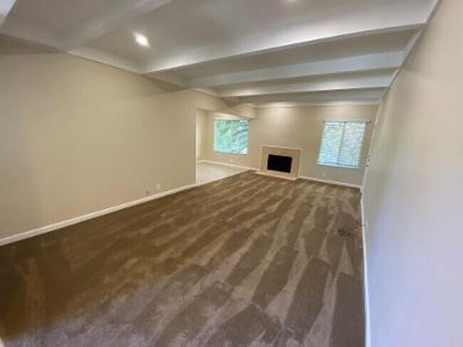 Building Photo - Large 2 Bed 2 Bath Apartment In Downtown L...