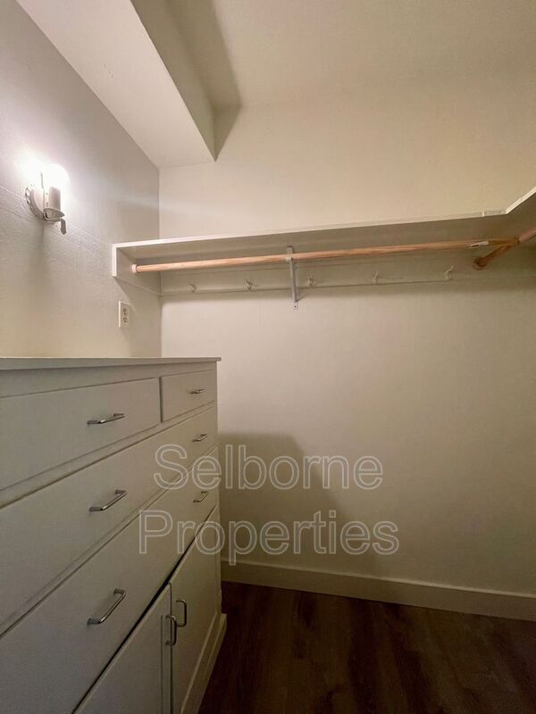 Building Photo - 2501 Ivy Dr
