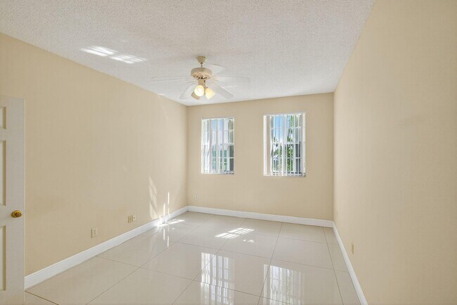 Building Photo - 3255 NE 184th St