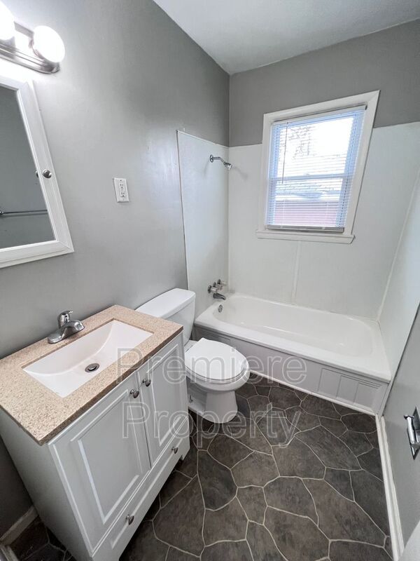 Building Photo - 833 E 21st Ave