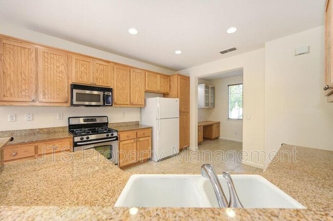 Building Photo - 280 Soaring Hawk Ln