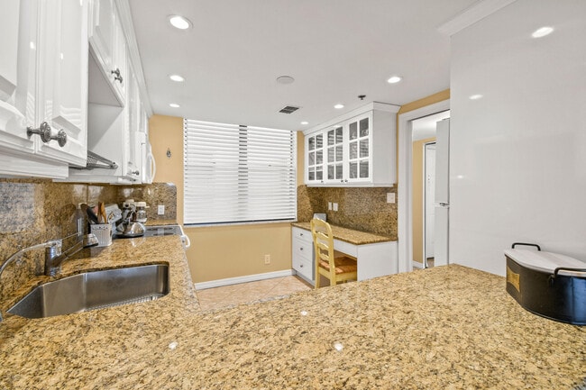 Building Photo - 840 Ocean Dr