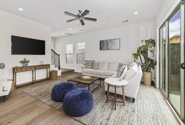 Building Photo - 1103 Fuschia Rd