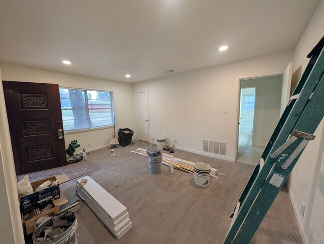 Building Photo - Freshly Remodeled Home Coming Soon