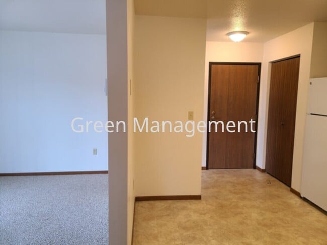 Building Photo - 2 Bedroom on 3rd Floor