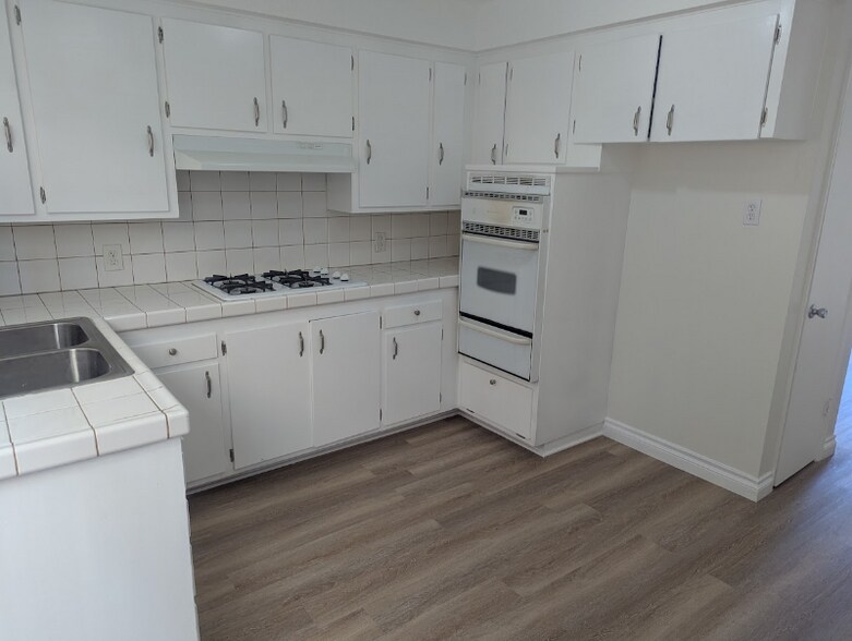 Building Photo - 216 Melrose Dr