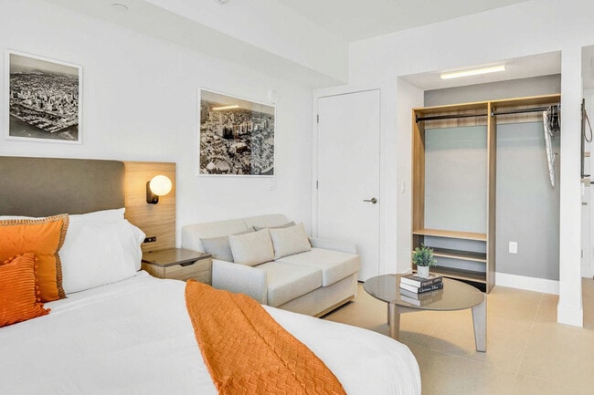 Building Photo - 601 NE 1st Ave