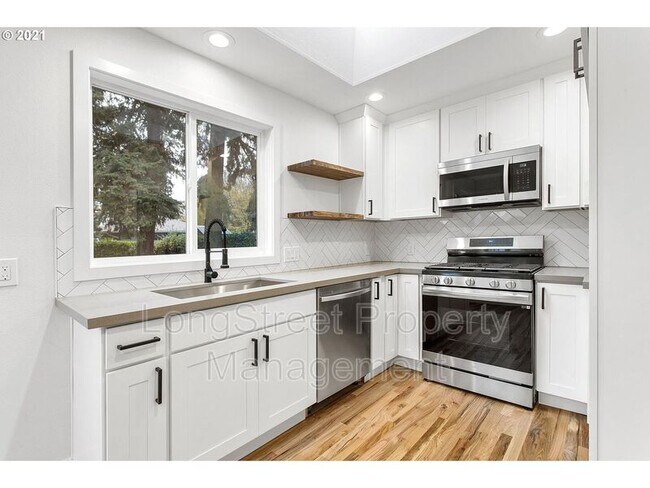 Building Photo - 6014 SE Insley St