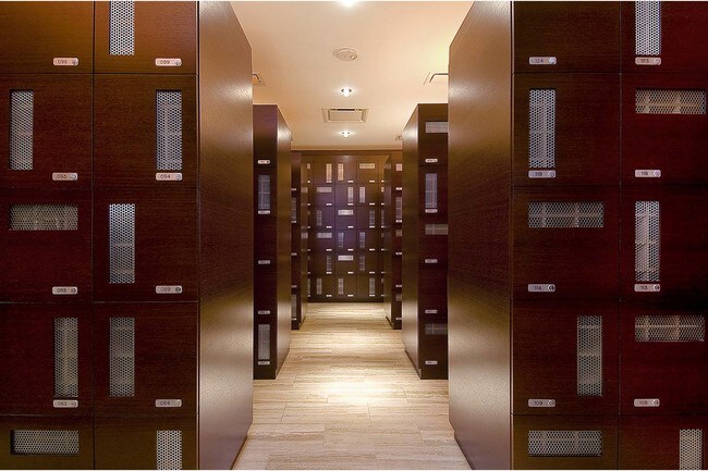 Building Photo - Fully Furnished Art Deco-Style Condo