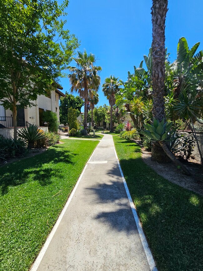 Building Photo - 400 S Flower St