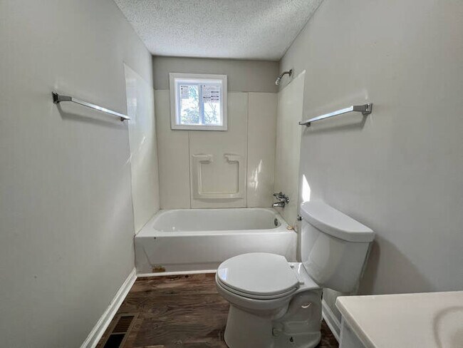 Building Photo - 723 Wren Rd