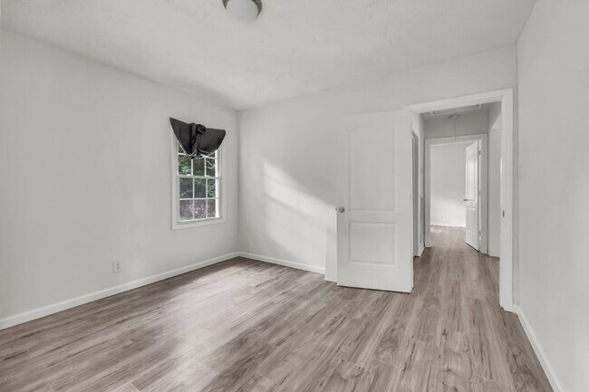 Building Photo - Charming 2-bed 1-bath home minutes from shopping, APSU, and dining.