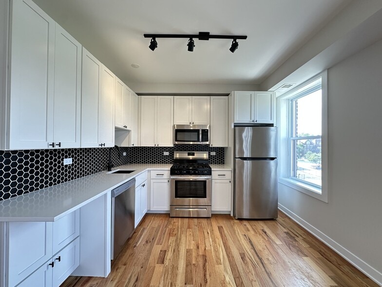 Building Photo - 649 W Wrightwood Ave