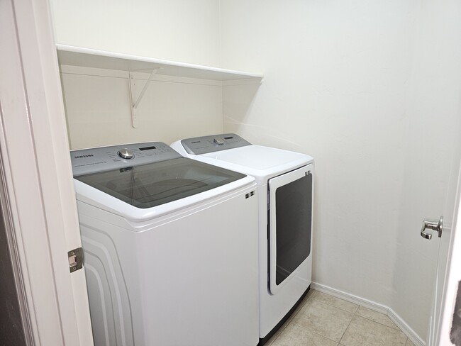 Full Size W + D in Laundry - 11063 W Coppertail Dr