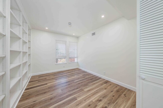 Building Photo - Spacious Elegance in the Heart of Irvine