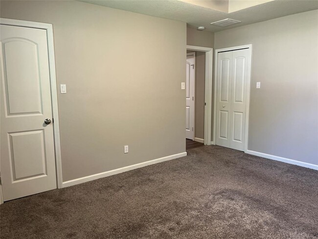 Building Photo - 304 S Shadowbend Dr