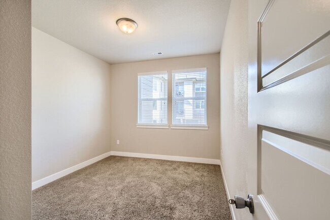 Building Photo - Evolve Real Estate: Move-in Ready in West Arvada, Contemporary 3 Beds/2 Baths Condo!