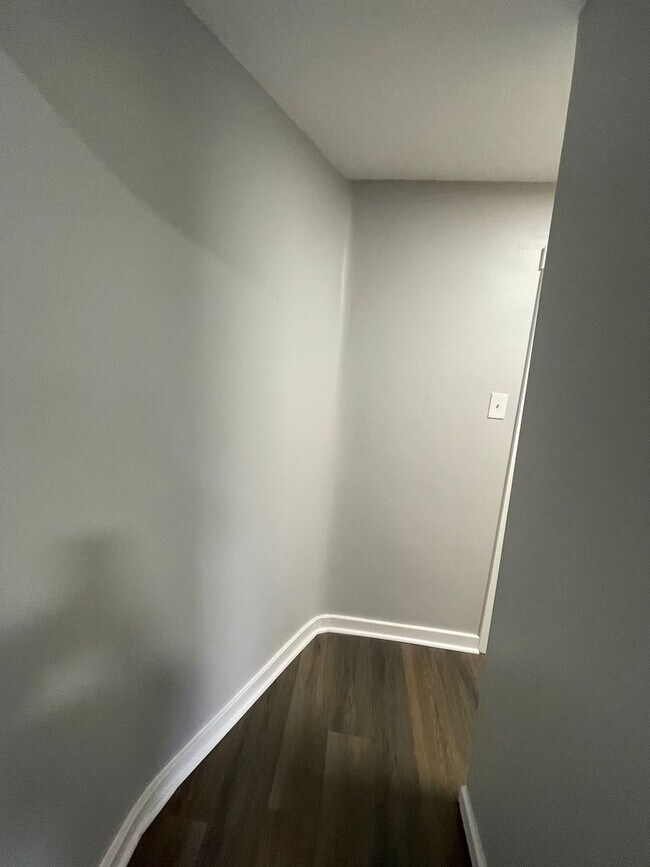 Building Photo - Two bedroom apartment one bathroom