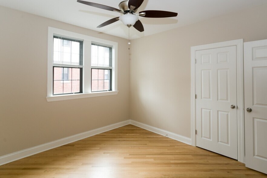 Building Photo - 946 Green Bay Rd