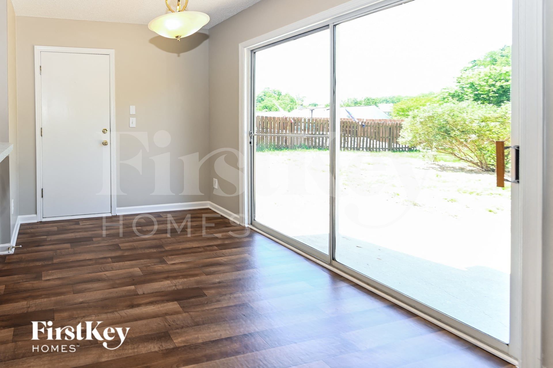 Building Photo - 8121 Chatham Oaks Dr