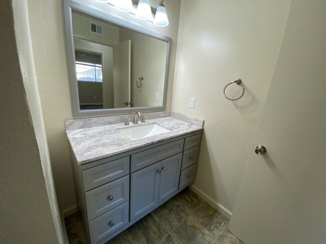 Building Photo - 3 bedroom single story located in an estab...