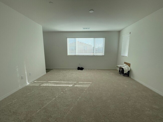 Building Photo - Beautiful Three Bedroom Two and a Half Bathroom Home in Murrieta!