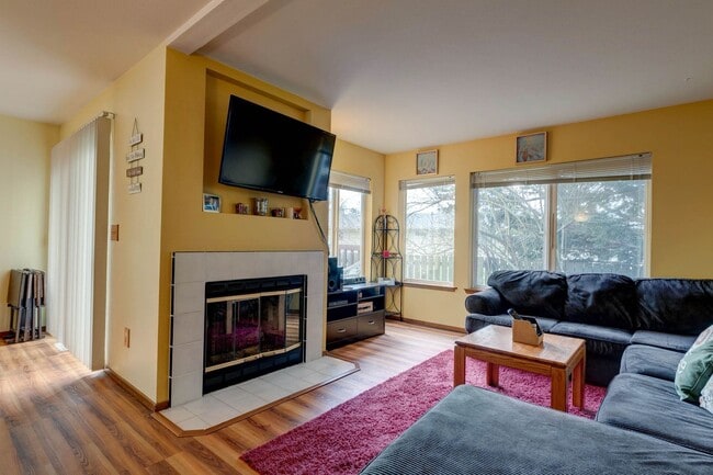 Building Photo - 3 Bed 2.5 Bath Townhome with Garage
