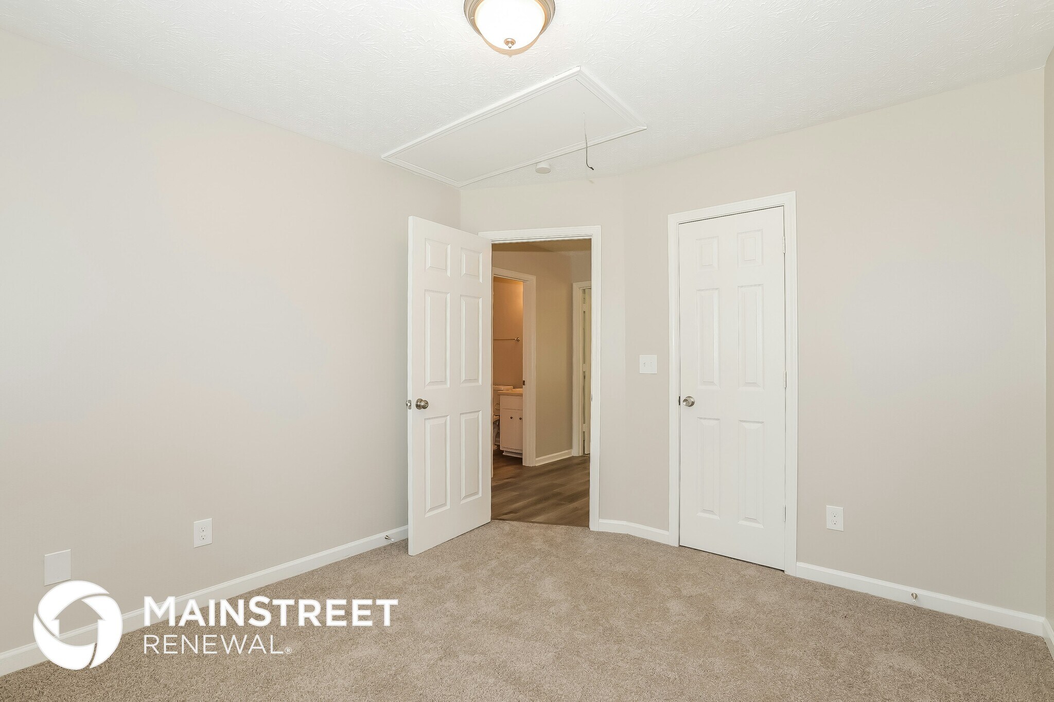 Building Photo - 2737 Glendale Dr