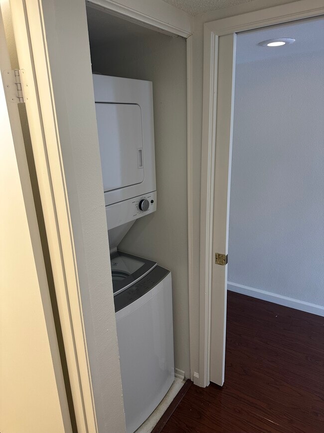 Building Photo - 433 S Manhattan Pl