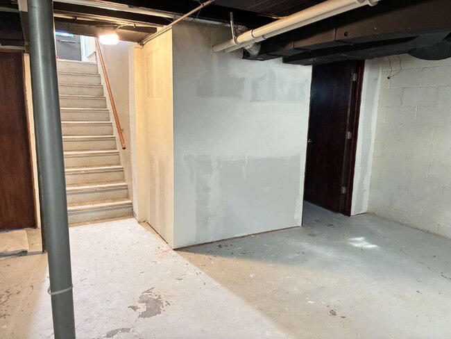 Building Photo - Charming 4-Bedroom Single Family Home on C...