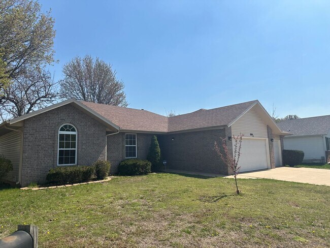 Building Photo - Beautiful Brick Home in Willard!