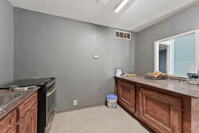 Building Photo - 5621 Haywood St