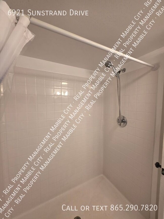 Building Photo - 6921 Sunstrand Dr