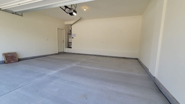 Building Photo - 5-Bed, 3-Bath Home in Spectrum Falls