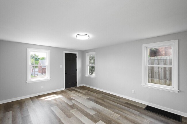 Building Photo - Charming 2 bedroom home in Versailles available August 1!