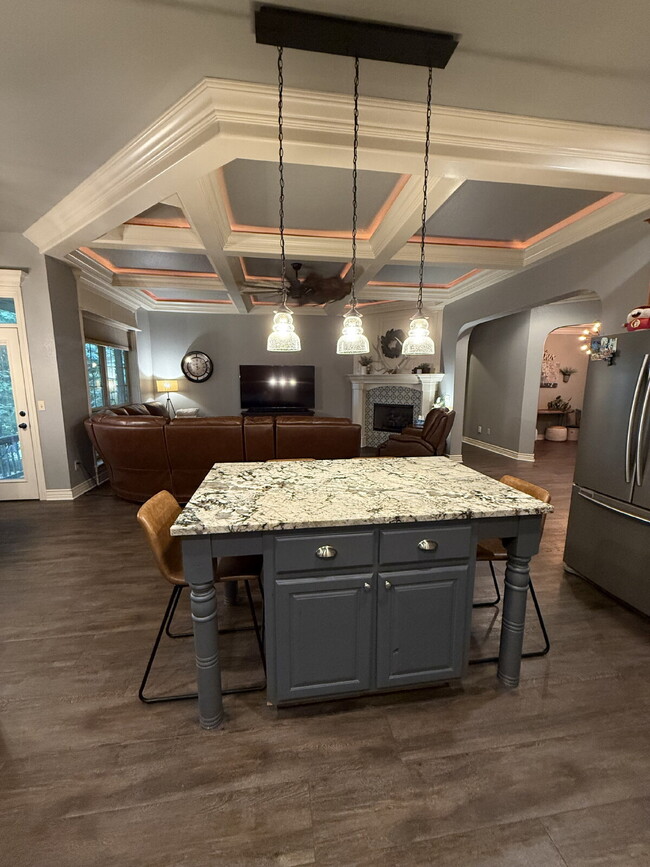 Building Photo - Custom 5 BR / 3 Car Garage, Home theater, ...