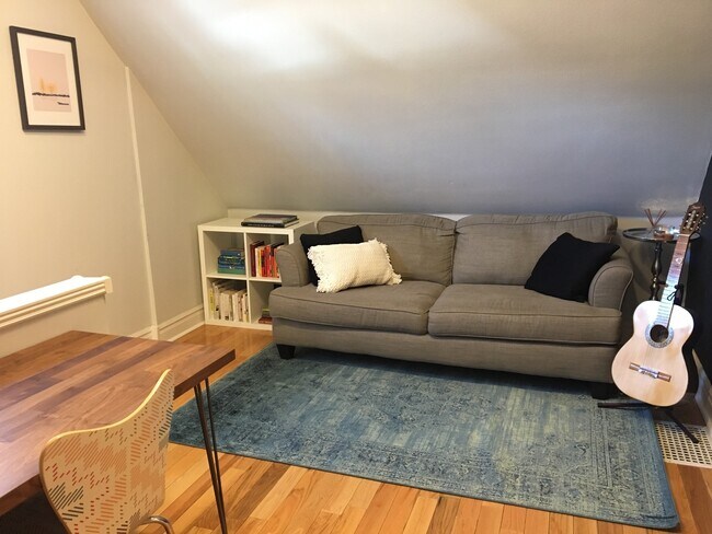 Building Photo - Bright and Cozy 2-Bedroom in Sunnyside wit...